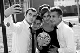 Селфи футбольной команды: юноша фотографирует себя и своих друзей