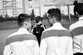 Фото девушки с фотокамерой, фотографирующей мужчин моделей