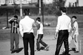 Фото двух мужчин моделей и детей из дворовой футбольной команды