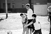 Мы снова видим красивый динамичный футбол: фото мужчины модели в игре с дворовой командой по футболу