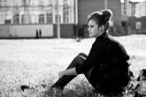 Фото девушки модели вне игры, сидящей на земле