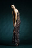 Образ модели в длинном платье в полный рост на темном фоне